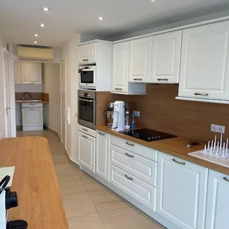 Sea View Apartment *